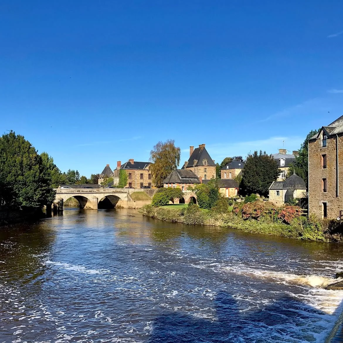 La Sélune et le vieux pont de pierre dans le village de Ducey-les-Chéris en Normandie