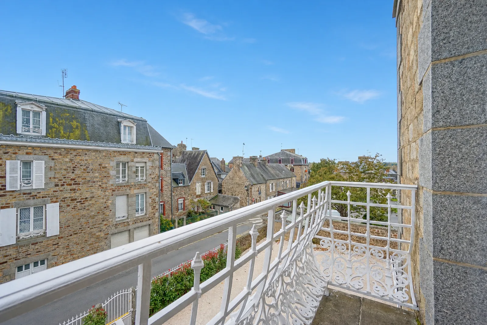 Vue depuis le balcon en fer forgé du Manoir Ducey sur le village normand