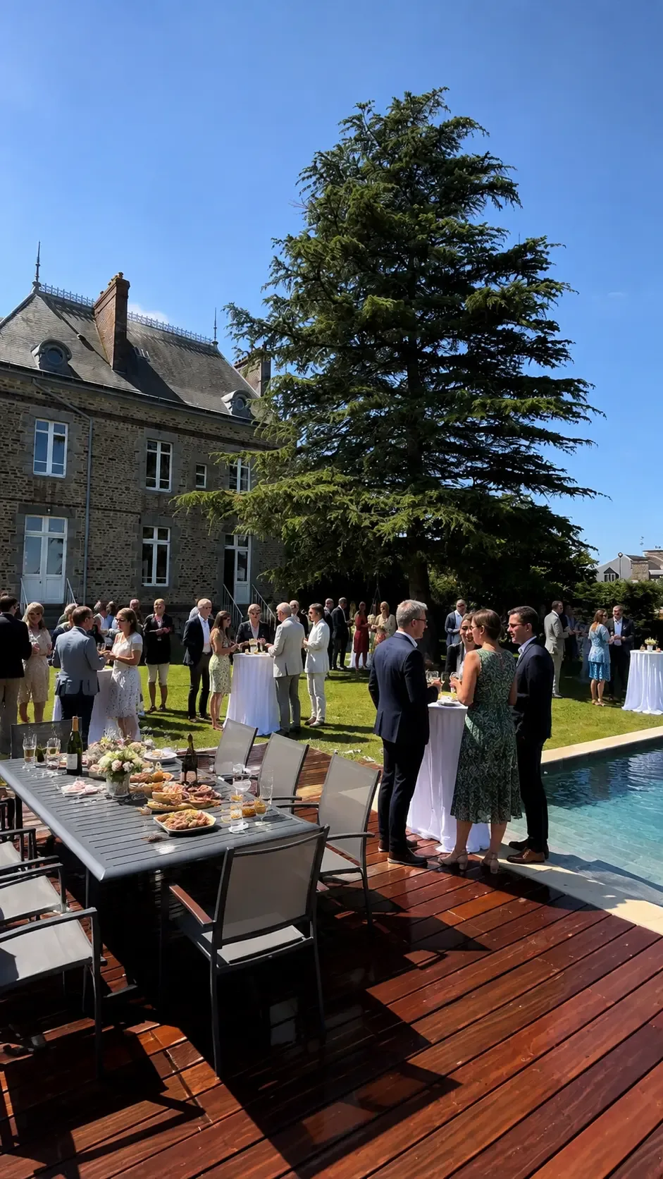 Réception d'entreprise au bord de la piscine dans le parc du Manoir Ducey