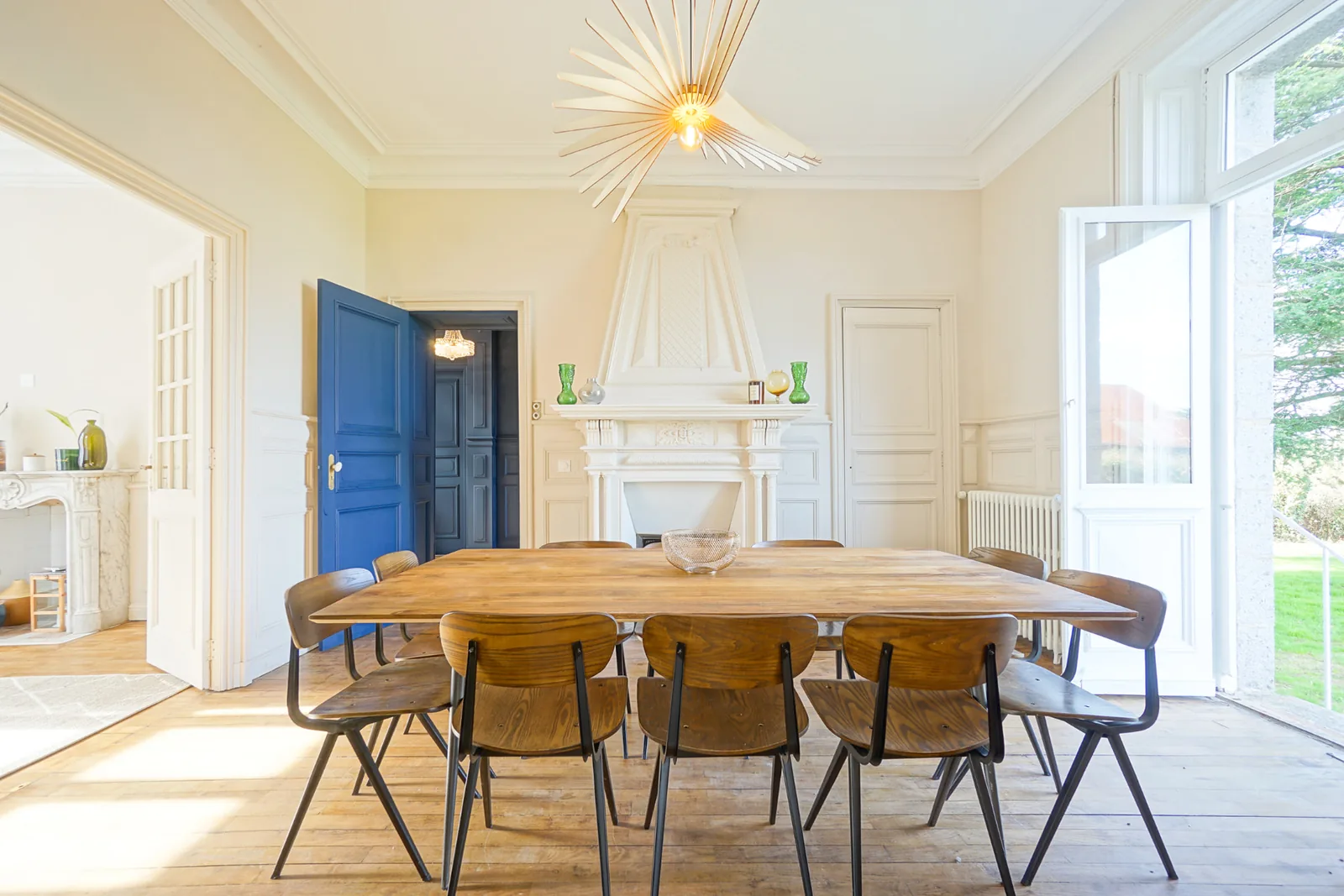 Grande table à manger du Manoir Ducey, extensible jusqu'à 16 personnes