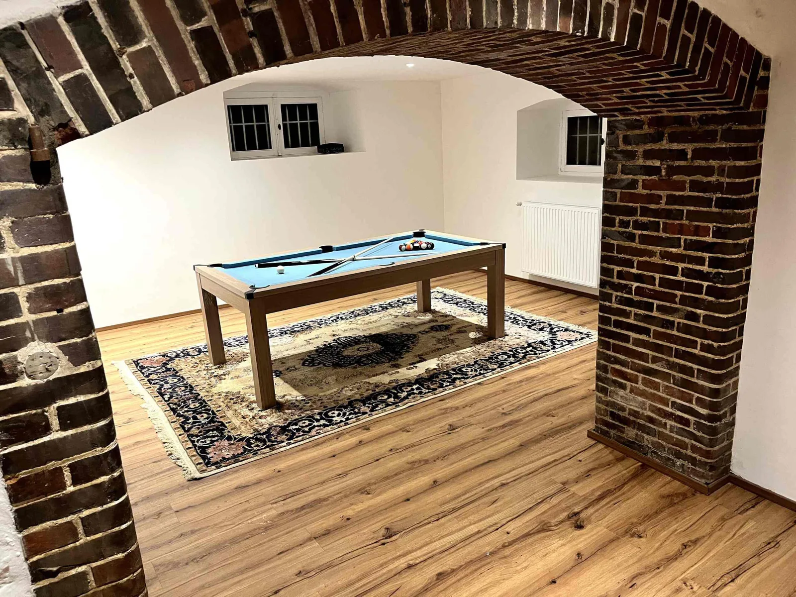 Billard sous la voûte de briques dans la salle de jeux du Manoir Ducey