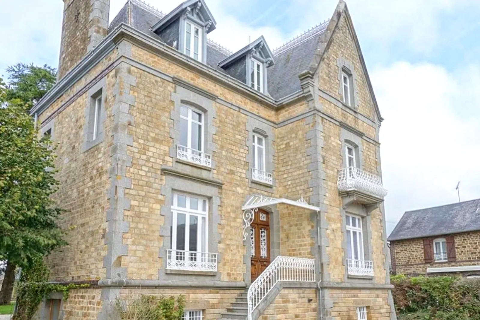 La façade du Manoir Ducey vue depuis le jardin clos