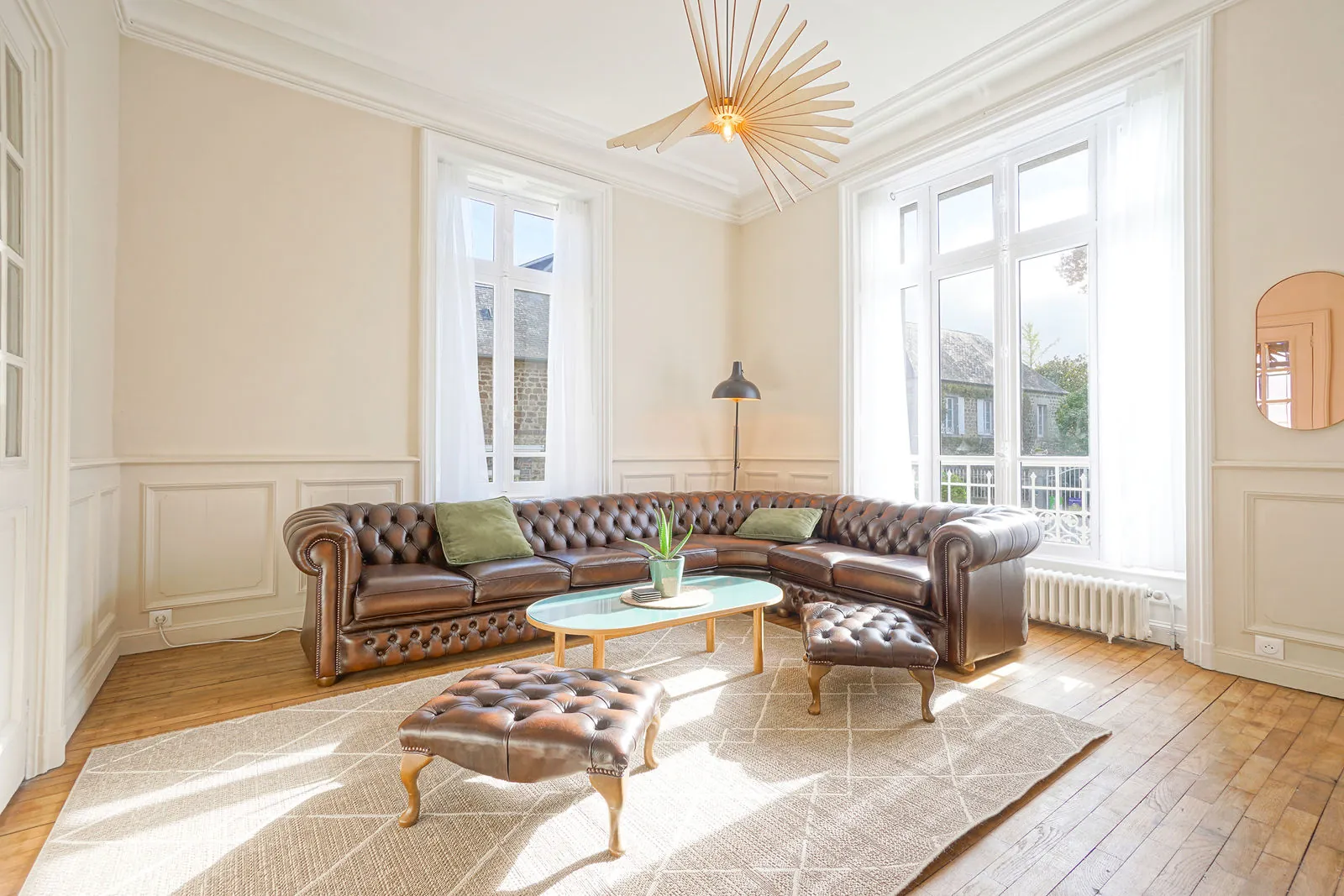 Grand salon du Manoir Ducey avec cheminée de marbre