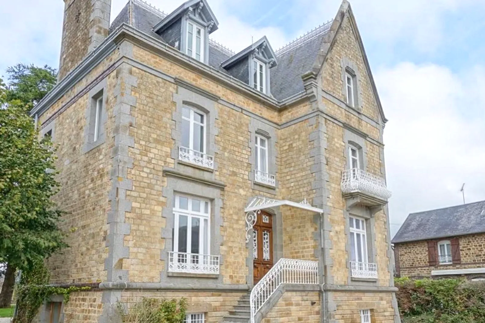 Parc et pelouses privées du Manoir Ducey en Normandie