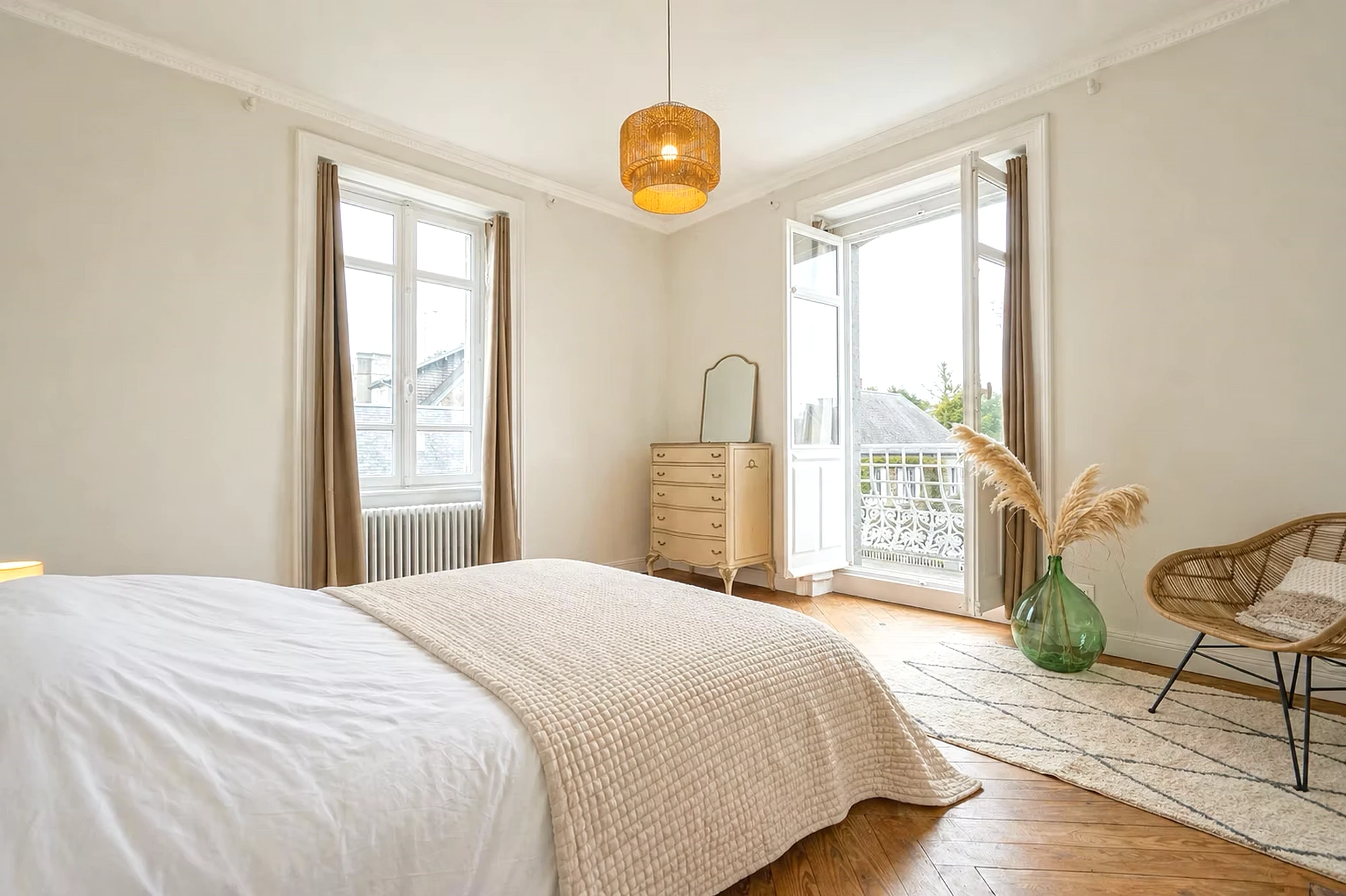 Chambre du Manoir Ducey avec balcon donnant sur le jardin