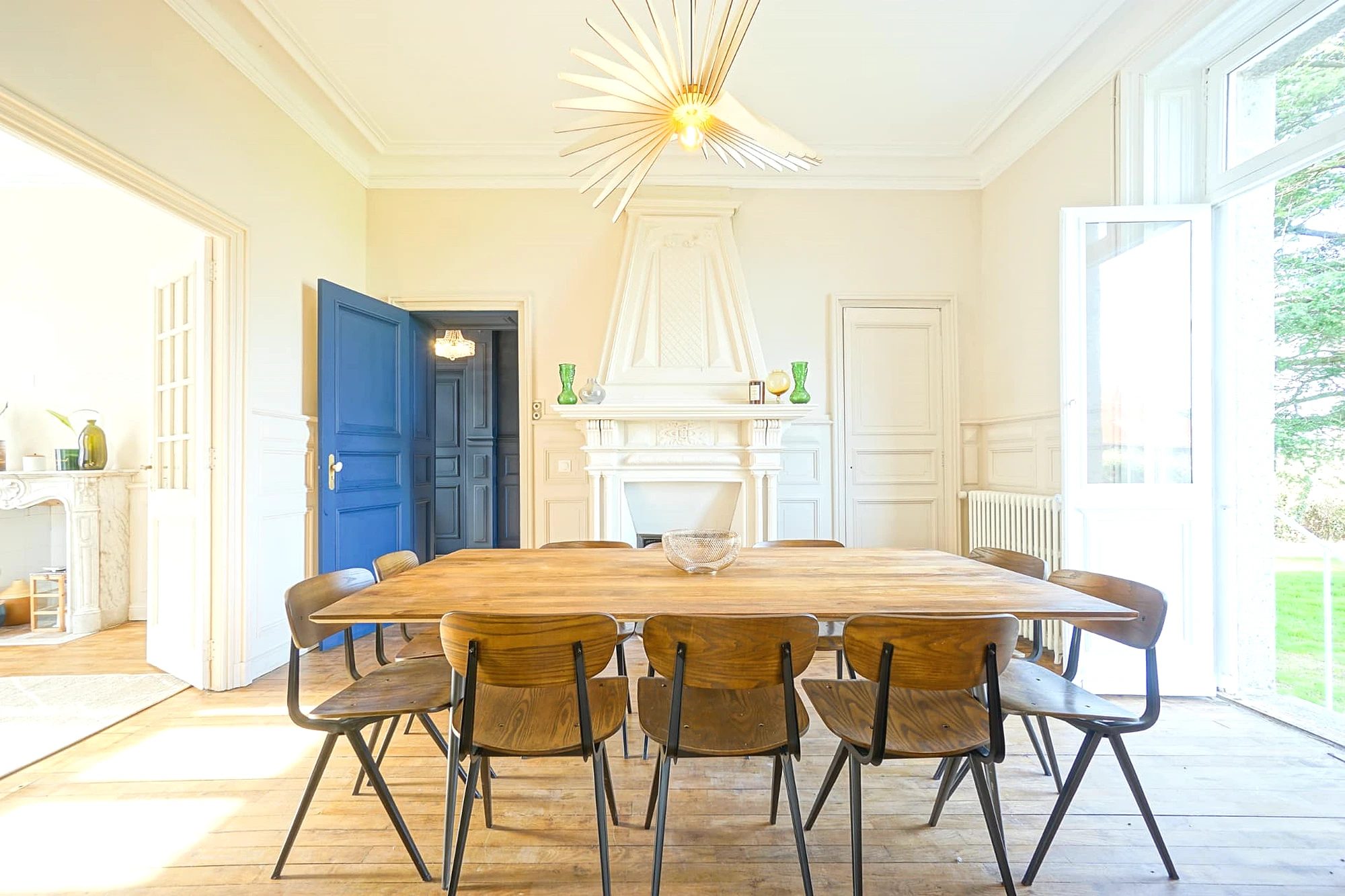 Salle à manger du Manoir Ducey avec grande table et cheminée d'origine