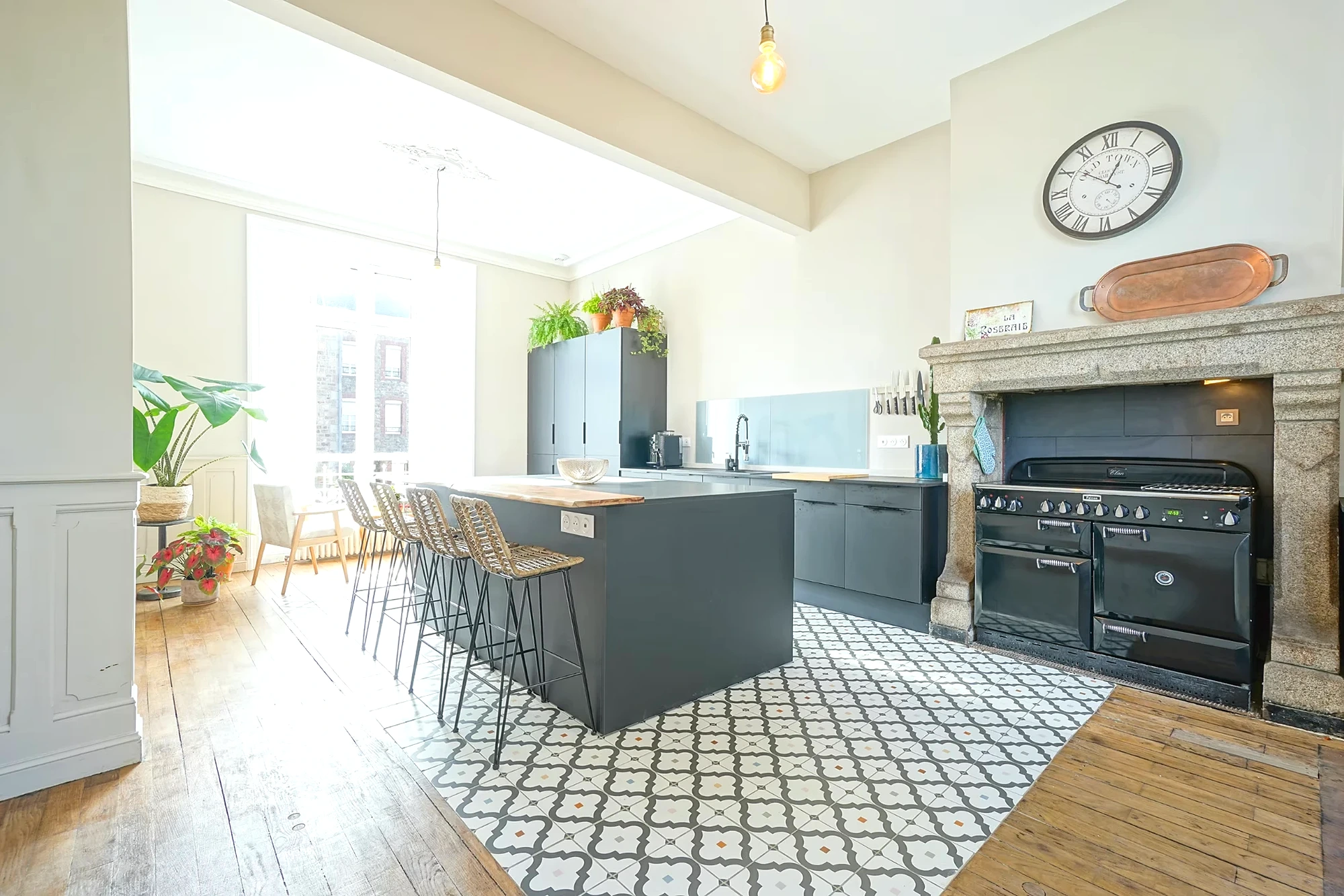 Cuisine de famille du Manoir Ducey avec piano de cuisson et cheminée en granit