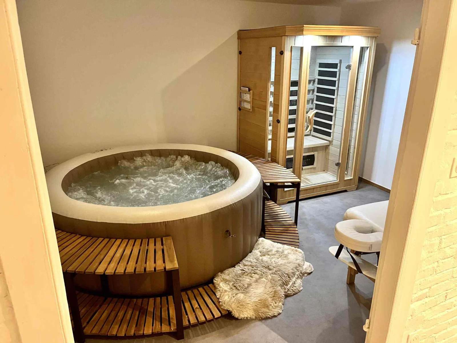 Espace spa du Manoir Ducey avec jacuzzi, sauna infrarouge et table de massage