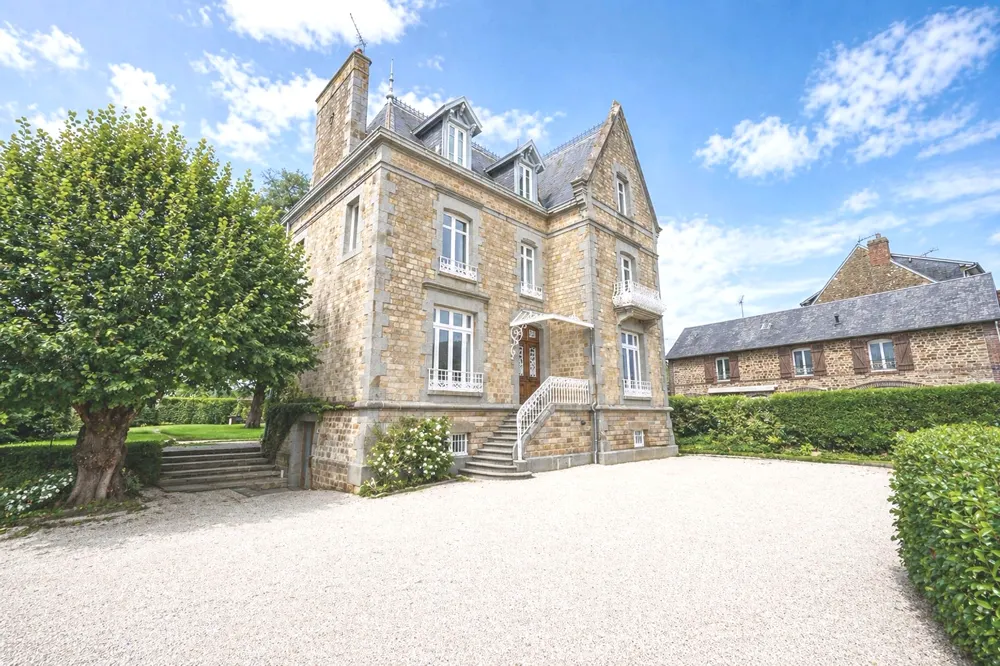 Le manoir depuis le parc — Le Manoir Ducey