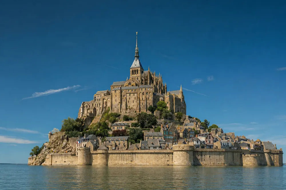 Le Mont-Saint-Michel, à vingt minutes du Manoir.