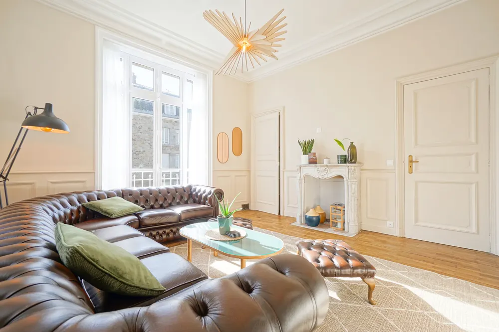 Le salon Chesterfield — Le Manoir Ducey